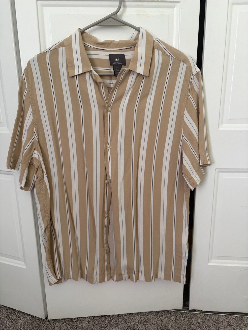 H&M Men's Beige and White Vertical Stripe Short-Sleeve Button-Down Shirt